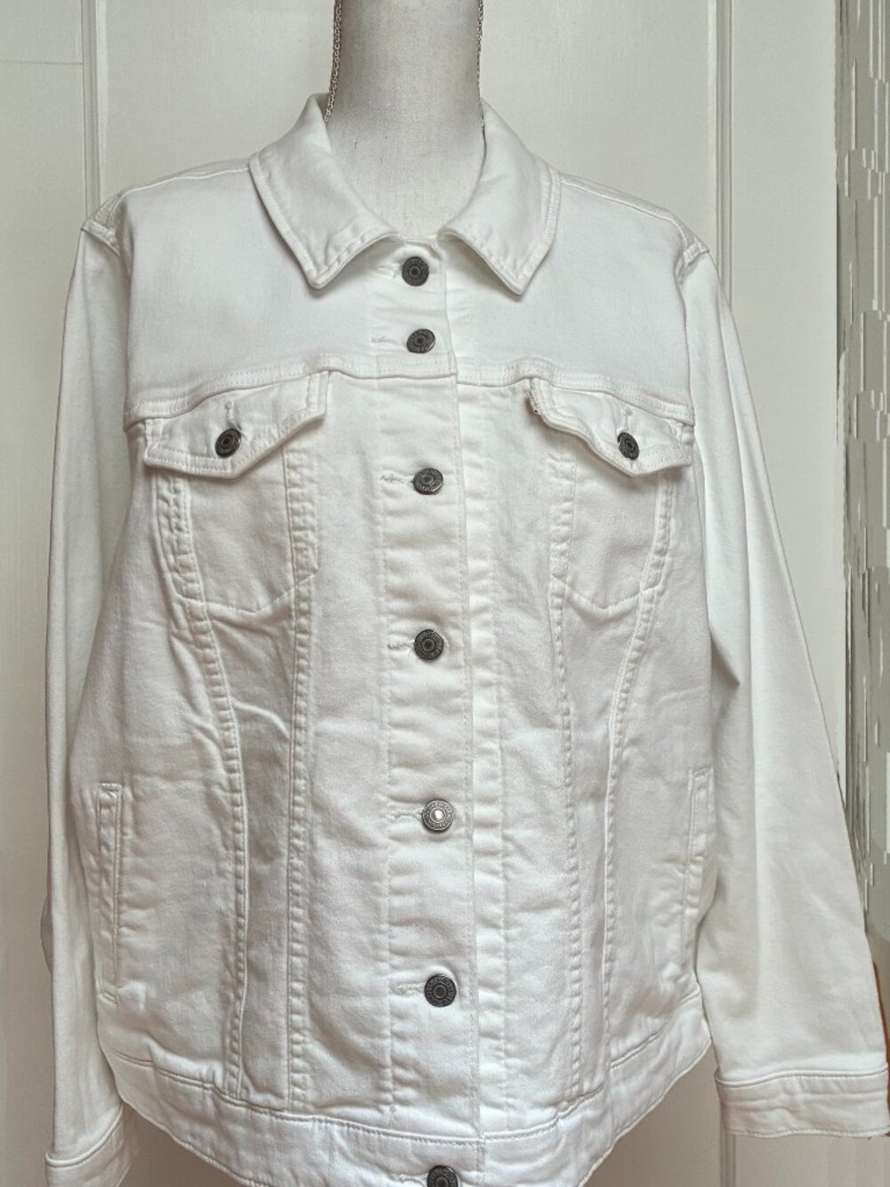 Levis New Never Worn, Woman’s White Denim Jean Jacket,2X 97% Cotton, 3% Elastane